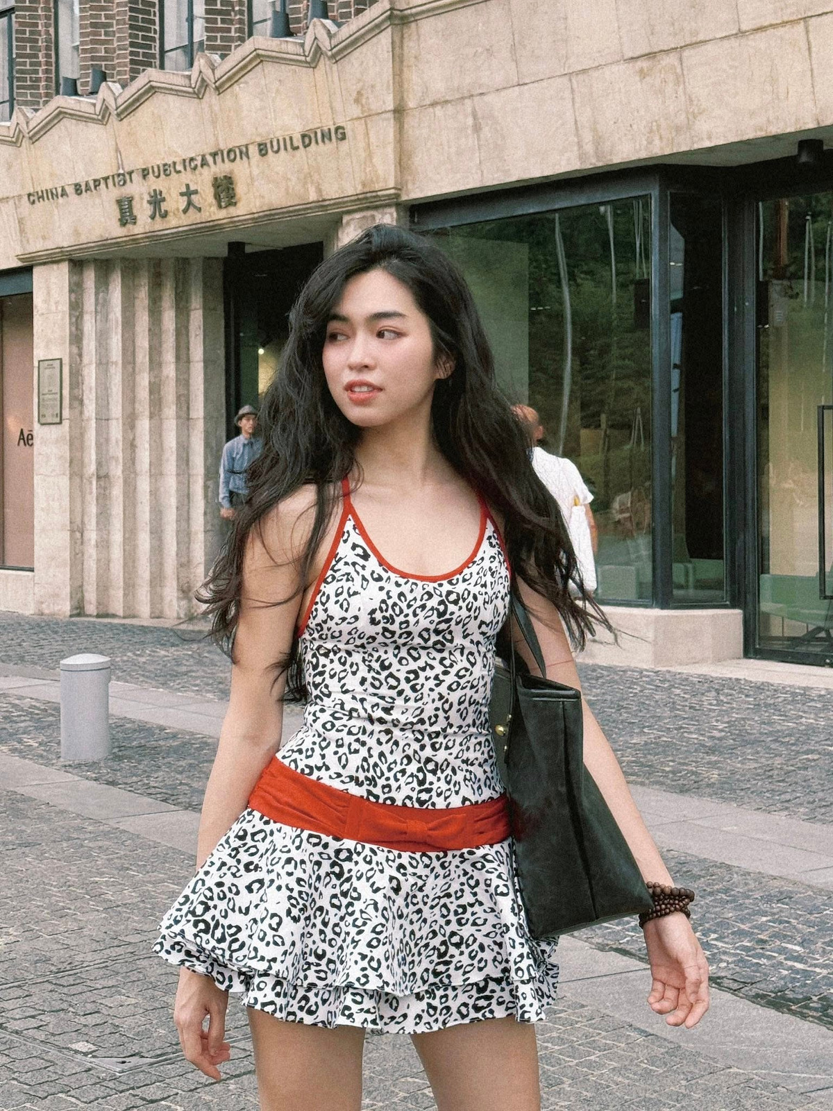 Trước khi nổi tiếng với diễn xuất, Khánh Vân đã là một hot girl trên mạng xã hội. Cô thu hút một lượng lớn người theo dõi nhờ vẻ đẹp ngọt ngào và phong cách trẻ trung.