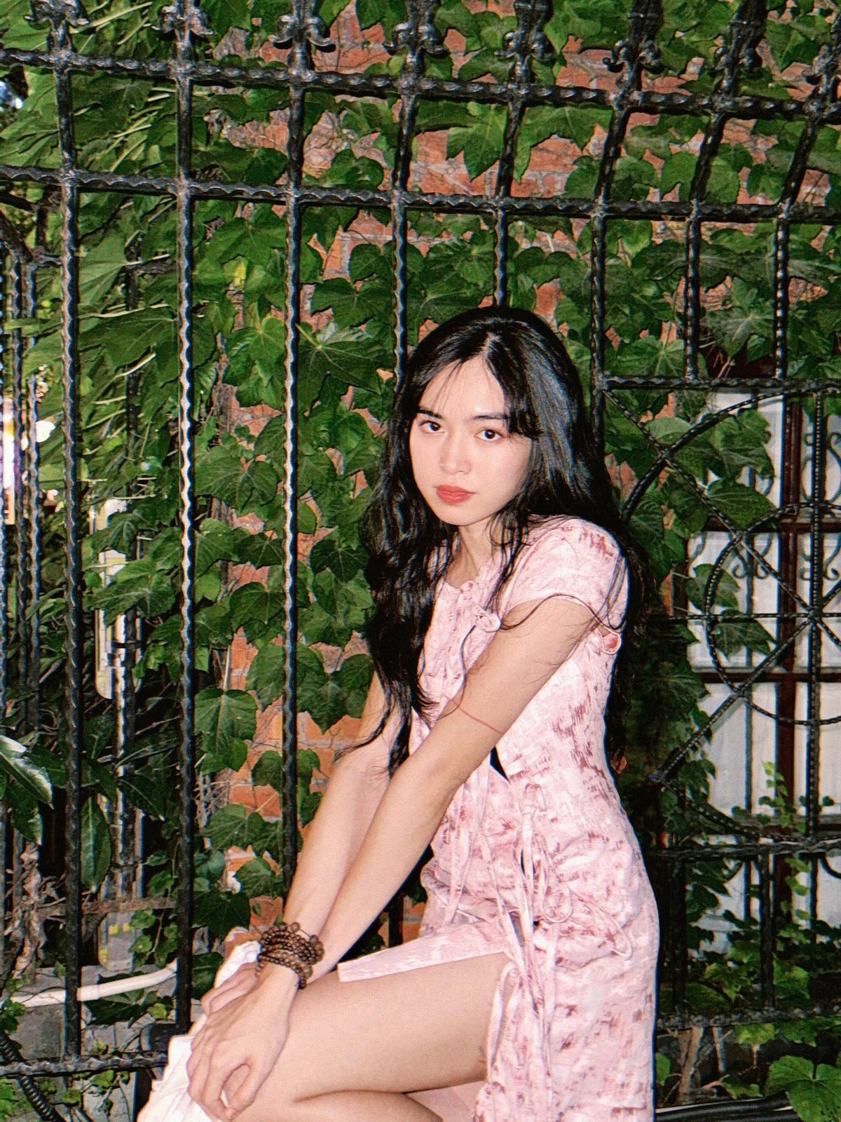 Đỗ Khánh Vân có phong cách thời trang trẻ trung, năng động và có phần cá tính. Cô thường xuyên chia sẻ những khoảnh khắc đời thường, những chuyến du lịch và những bí quyết làm đẹp trên mạng xã hội.