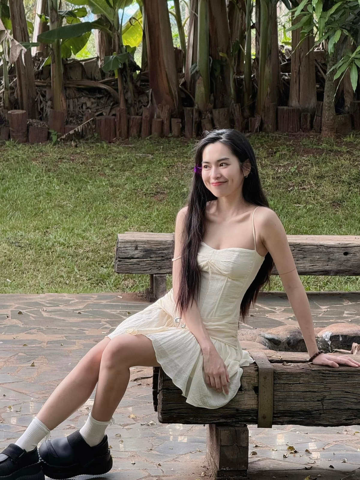 Đôi lúm hai bên không chỉ giúp gương mặt Khánh Vân vừa đáng yêu vừa tinh nghịch, mà còn cực hợp với những vai diễn tươi sáng, hoạt bát.