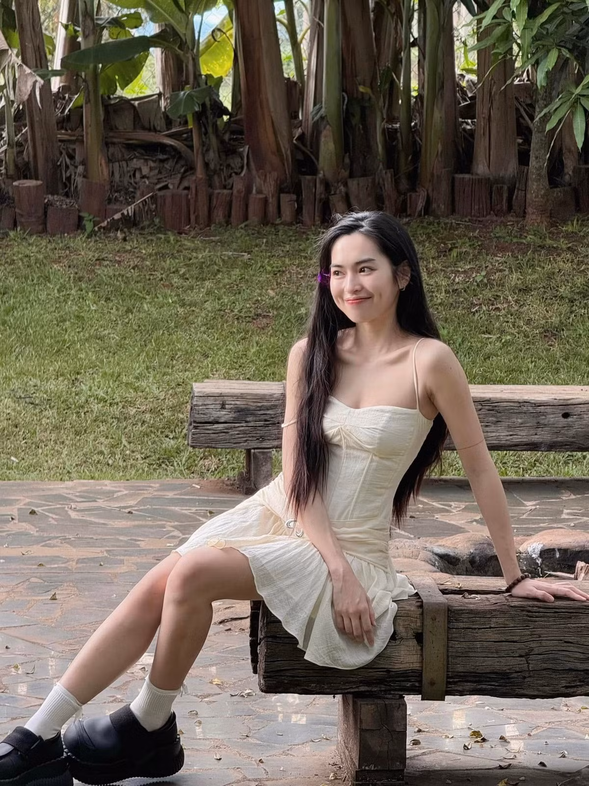 Đôi lúm hai bên không chỉ giúp gương mặt Khánh Vân vừa đáng yêu vừa tinh nghịch, mà còn cực hợp với những vai diễn tươi sáng, hoạt bát.