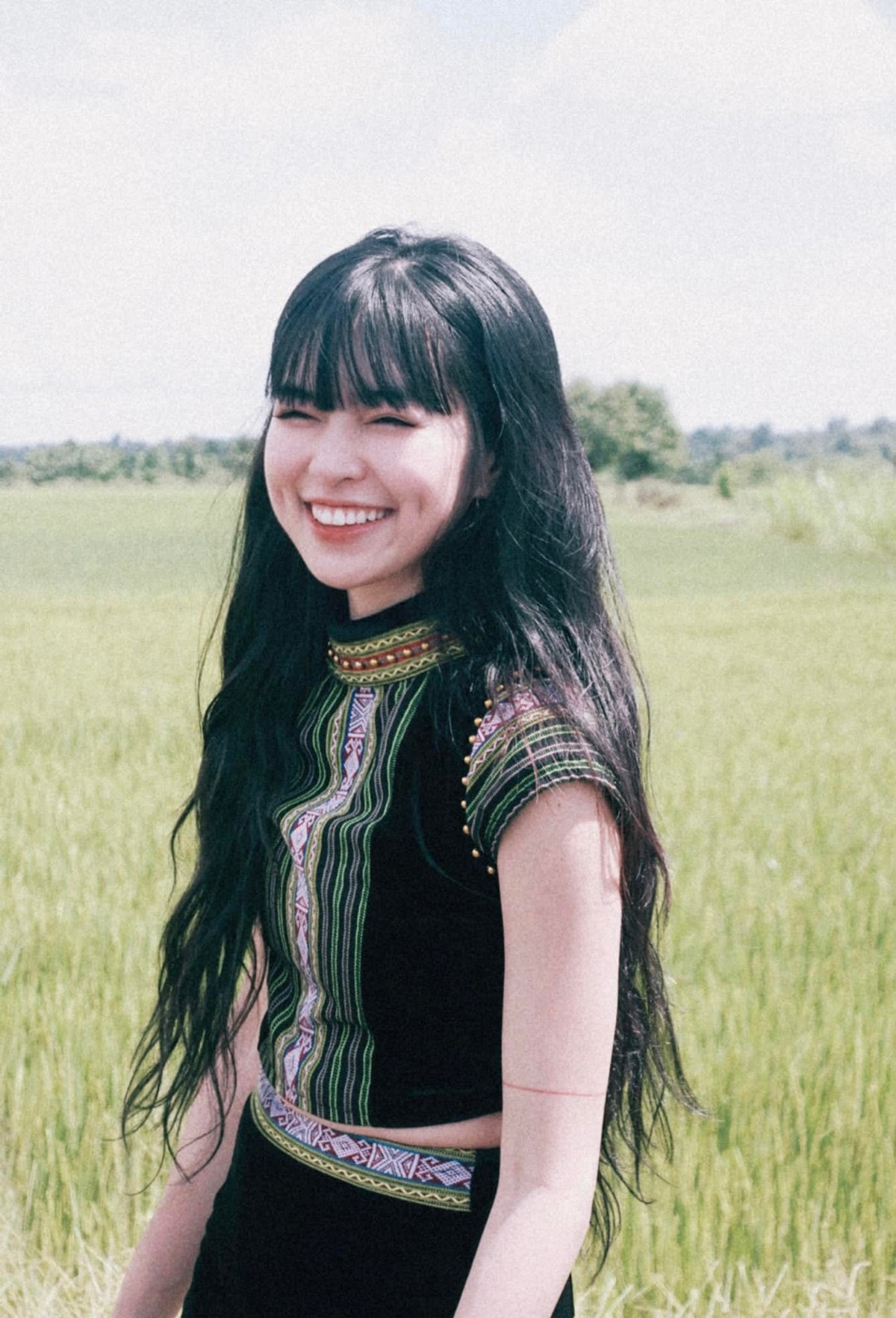 Một trong những điểm nhấn nổi bật trên gương mặt Khánh Vân chính là đôi má lúm đồng tiền rõ nét, cười nhẹ đã thấy.