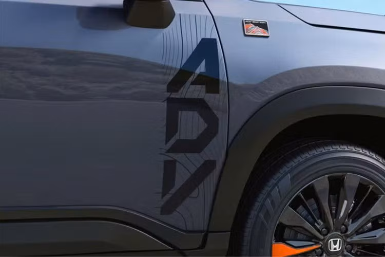 Bộ decal màu đen – cam trên nắp ca-pô, logo “ADV” tại cửa trước và huy hiệu riêng ở chắn bùn cùng cốp sau giúp phân biệt phiên bản này với các cấu hình tiêu chuẩn.