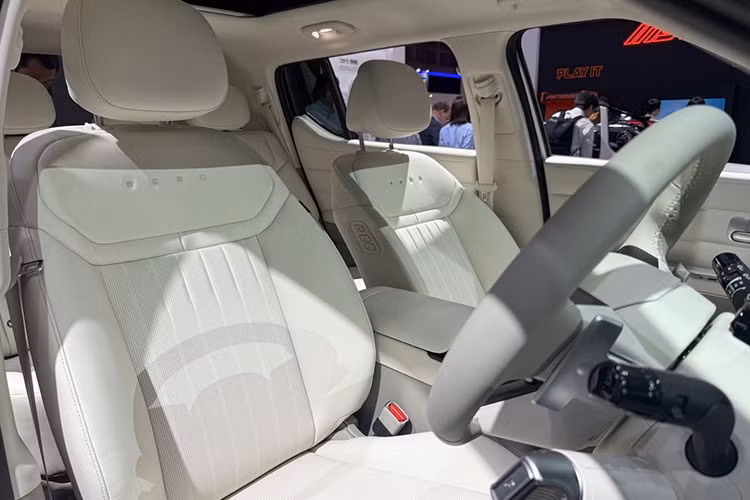 Nội thất xe SUV điện Hyundai Nexo 2026 thiết kế theo triết lý rộng rãi và tập trung vào trải nghiệm. Xe trang bị hai màn hình 12,3 inch và một màn hình cho ghế phụ giống người anh em Ioniq 5. Ngoài ra, Nexo thế hệ mới sử dụng gương hậu kỹ thuật số kèm hai màn hình quan sát.