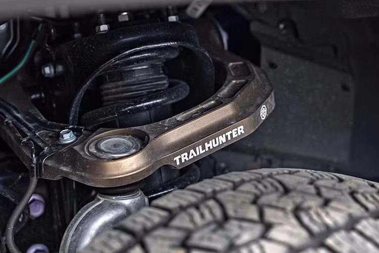 Ở phân khúc cao cấp, 4Runner TRD Pro tiếp tục khẳng định vị thế đầu bảng với hàng loạt trang bị địa hình và tiện nghi cao cấp như đèn sương mù LED Rigid, lưới tản nhiệt tích hợp dải LED, tấm bảo vệ gầm, ống xả thể thao, cửa hậu đóng mở rảnh tay và mâm 18 inch sơn đen nhám.