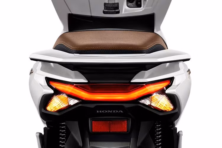 Đặc biệt, phiên bản RoadSync được nâng cấp mạnh về công nghệ. Xe sử dụng màn hình TFT 5 inch hiển thị đầy đủ thông tin lái xe, đồng thời tích hợp hệ thống kiểm soát lực kéo HSTC giúp xe vận hành ổn định trên mọi loại đường.