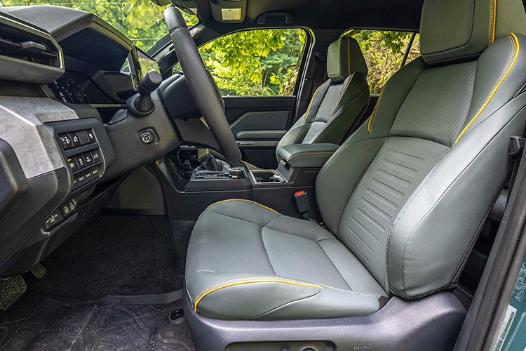 Bản TRD Pro cũng là biến thể duy nhất sở hữu hệ truyền động hybrid i-Force Max, cho công suất 326 mã lực và 630 Nm mô-men xoắn, đi kèm hệ dẫn động 4 bánh tiêu chuẩn và hộp số tự động 8 cấp.