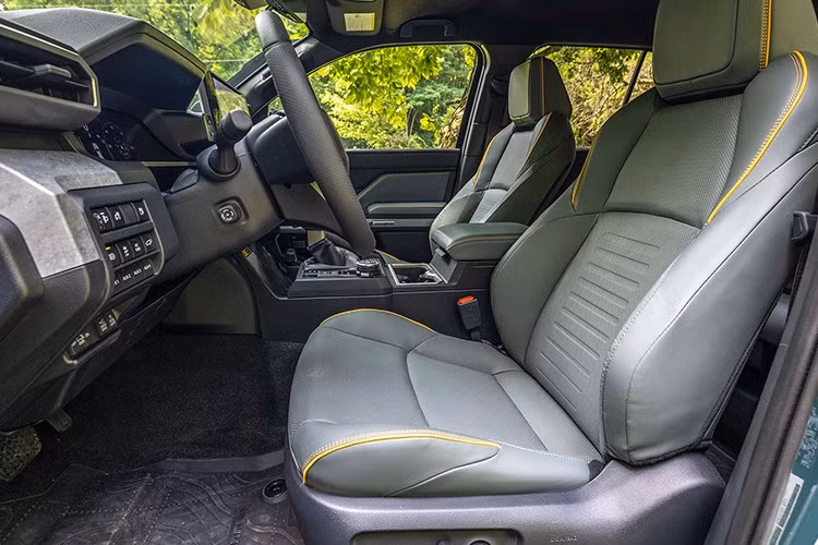 Bản TRD Pro cũng là biến thể duy nhất sở hữu hệ truyền động hybrid i-Force Max, cho công suất 326 mã lực và 630 Nm mô-men xoắn, đi kèm hệ dẫn động 4 bánh tiêu chuẩn và hộp số tự động 8 cấp.