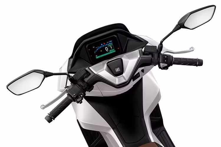 Phiên bản RoadSync được trang bị yên da hai tông màu nâu–đen, mang đến cảm giác sang trọng và tinh tế. Trong khi đó, bản tiêu chuẩn với yên màu đen trẻ trung lại hướng đến những người dùng yêu thích sự năng động và khác biệt.