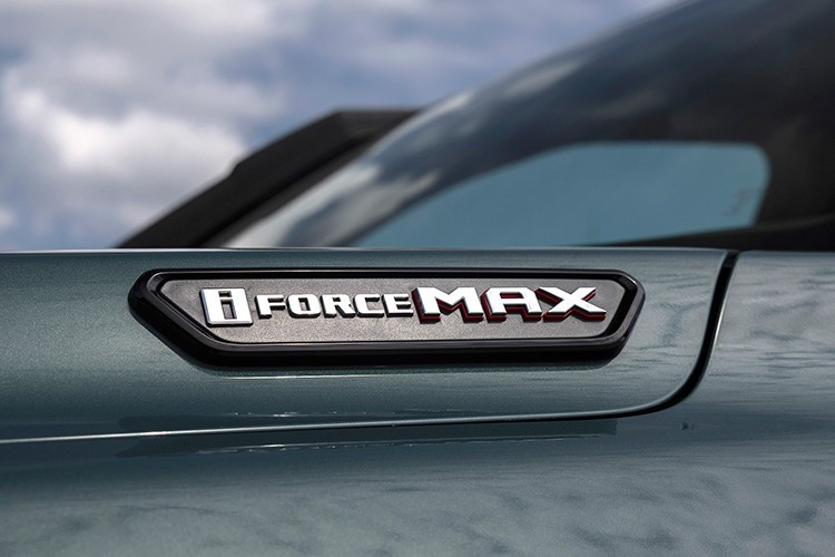 Dù không có nhiều tiện nghi sang trọng, Toyota vẫn trang bị đầy đủ gói an toàn Safety Sense gồm các tính năng hỗ trợ người lái như kiểm soát hành trình chủ động, giữ làn đường, cảnh báo va chạm trước, phát hiện người đi bộ, cảnh báo điểm mù và nhận diện biển báo giao thông.