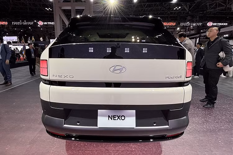 Mẫu xe Hyudnai Nexo thế hệ mới được giới thiệu với những cải tiến đáng kể về hiệu suất và công nghệ. Với hệ thống pin nhiên liệu được cải tiến, xe đạt phạm vi hoạt động ấn tượng hơn 826 km (theo chuẩn WLTP) và chỉ cần khoảng năm phút để nạp đầy nhiên liệu.