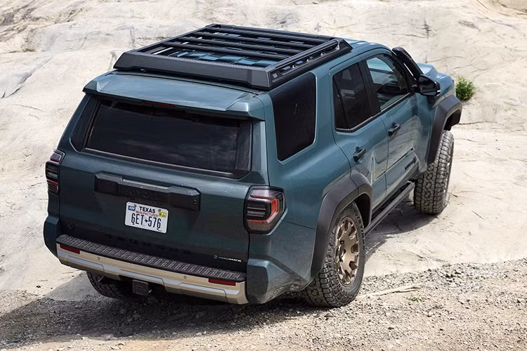 Phiên bản tiêu chuẩn SR5 vẫn được định vị là lựa chọn bền bỉ, phù hợp cho nhu cầu hàng ngày. Xe được trang bị đèn LED, giá nóc màu đen, mâm hợp kim 17 inch. Khoang cabin của bản này có màn hình trung tâm 8 inch, cụm đồng hồ 7 inch và hệ thống âm thanh 8 loa.