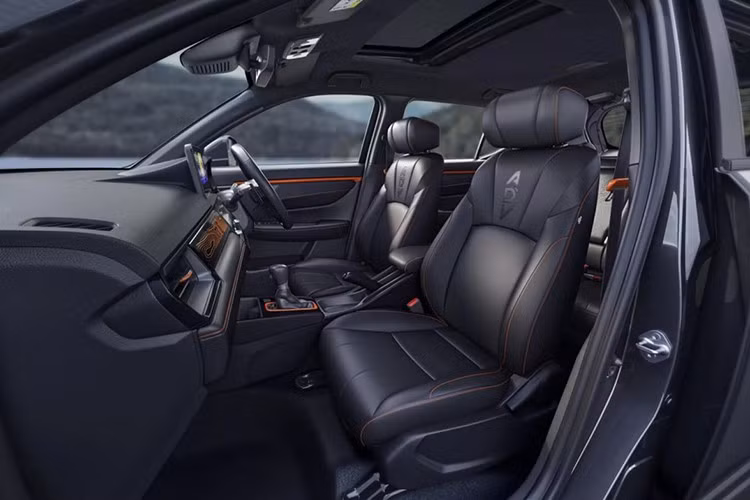 Điểm nhấn đặc biệt nằm ở tấm ốp táp-lô chiếu sáng trên Honda Elevate ADV Edition mới với họa tiết địa hình ADV khá bắt mắt, nó có khả năng đổi màu qua 7 sắc độ khác nhau.