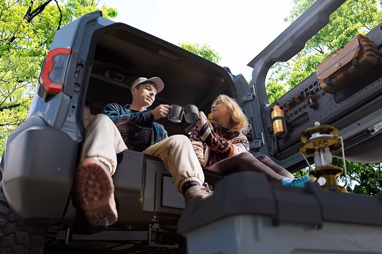 Ngoại hình xe vẫn giữ nguyên chất gồ ghề vốn có, thể hiện qua các đường nét vuông vức, hốc bánh lớn, trụ C dày và lốp dự phòng gắn trên cửa hậu. Thiết kế phần đầu xe mang đến hai tùy chọn mặt ca-lăng khác nhau: một phong cách cổ điển với đèn tròn và một phong cách hiện đại với đèn vuông kết hợp dải LED hình chữ C.