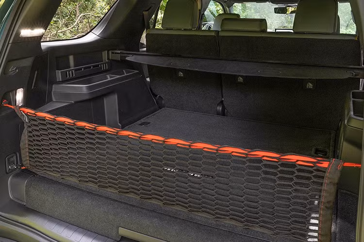 Toyota 4Runner 2026 có giá khởi điểm từ 41.570 USD (khoảng 1,08 tỷ đồng), tăng khoảng 800 USD (21 triệu đồng) so với đời trước, trong khi phí vận chuyển cũng điều chỉnh nhẹ lên mức 1.495 USD (39,35 triệu đồng). Toyota 4Runner 2026 sẽ chính thức có mặt tại các đại lý Mỹ vào mùa thu năm nay.