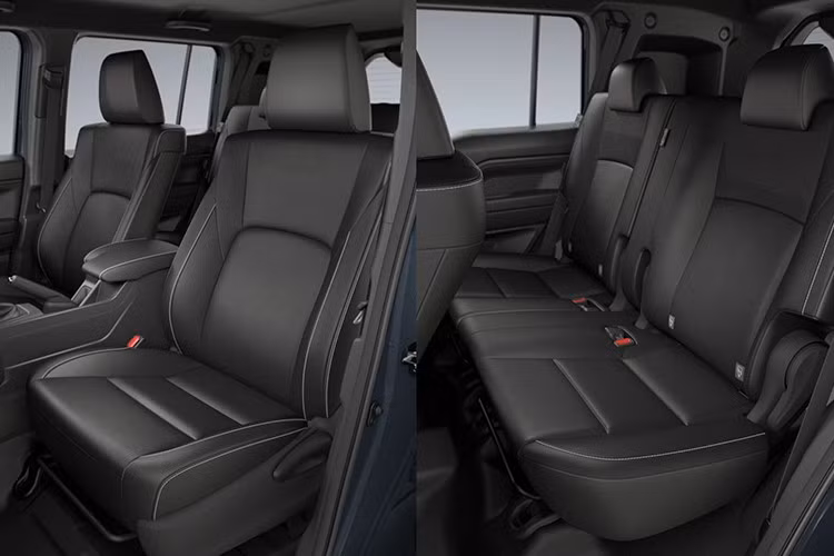 Cần số dạng cơ bắp cùng loạt nút chức năng cho off-road được bố trí rõ ràng, nhấn mạnh khả năng vận hành địa hình của mẫu xe. Dù chưa công bố chi tiết, Toyota xác nhận Land Cruiser FJ sẽ được trang bị gói an toàn chủ động Toyota Safety Sense, bao gồm các hệ thống hỗ trợ người lái tiên tiến nhất.