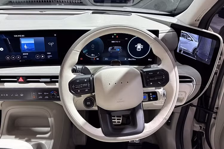 Hãng xe Hàn Quốc còn trang bị màn hình kính lái HUD, hỗ trợ kết nối Apple CarPlay/Android Auto không dây. Hệ thống âm thanh cao cấp với 14 loa Bang &amp; Olufsen.