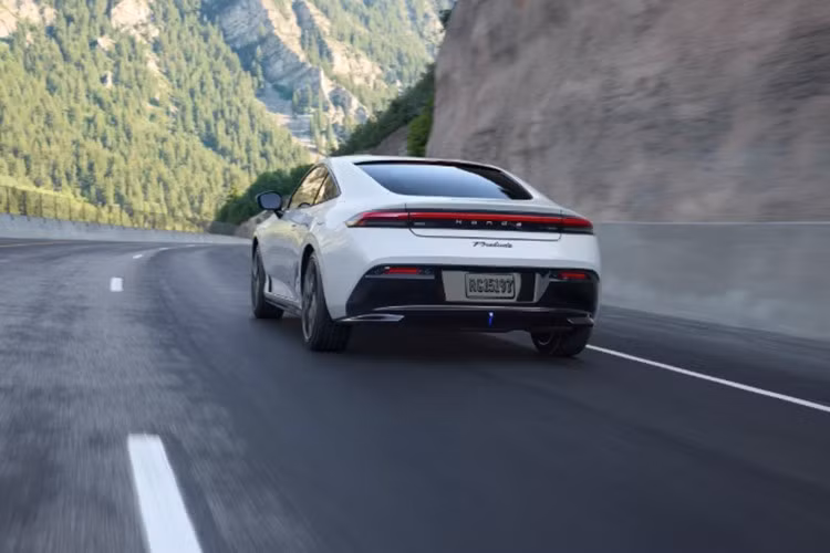 Các trang bị đáng chú ý trên Honda Prelude 2026 bao gồm cụm điều khiển số dạng nút bấm, màn hình giải trí cảm ứng 9 inch, bảng đồng hồ kỹ thuật số toàn phần và vô-lăng bọc da ba chấu. Mẫu xe được bố trí theo cấu hình 2+2 chỗ ngồi, giúp tăng tính tiện dụng so với một coupe truyền thống.