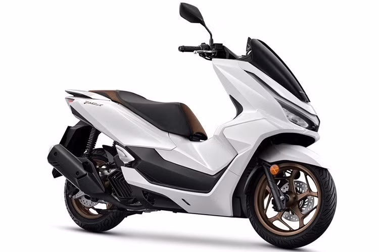 Honda PCX160 2026 mới được giới thiệu với hai màu sắc nổi bật là trắng–đen (White Blaze) cho bản RoadSync và cam–đen (Amber Blaze) cho bản tiêu chuẩn, mang đến hình ảnh tươi mới, hiện đại và sang trọng hơn.