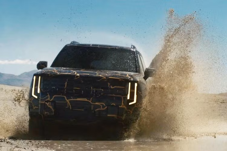 Sự chuyển màu tượng trưng cho tinh thần phiêu lưu năng động kết hợp với sự thư thái trong hành trình khám phá – điều mà KIA muốn thể hiện rõ trong cá tính của Telluride thế hệ mới. Một chi tiết thú vị khác là tọa độ địa lý (37.9375° N, 107.8123° W) được in tinh tế trên mép cửa, dẫn về thị trấn Telluride – nguồn cảm hứng đặt tên cho mẫu xe này.