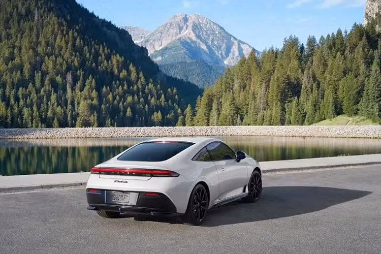 Xe được chia sẻ khung gầm với Civic Type R nhưng đã được tinh chỉnh cho phù hợp với phong cách grand tourer hơn. Hiện tại, Thái Lan là thị trường Đông Nam Á đầu tiên đón nhận Honda Prelude, dù hãng vẫn chưa công bố giá bán chính thức.