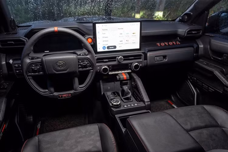 Khoang cabin được nâng cấp với vô lăng sưởi, ghế trước sưởi và thông gió, sạc không dây, gương chiếu hậu kỹ thuật số, màn hình trung tâm 14 inch và cụm đồng hồ kỹ thuật số 12,3 inch.