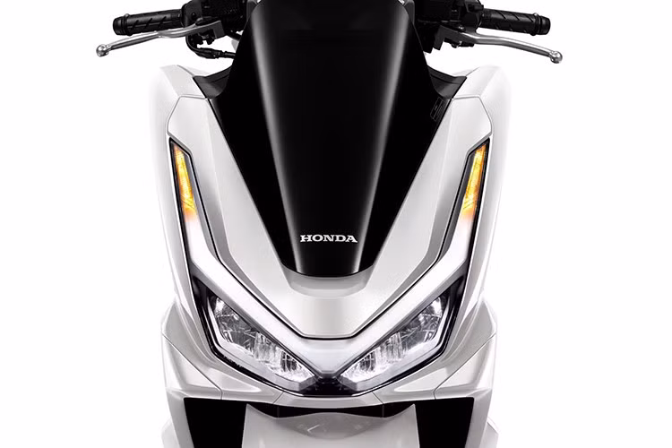 Về thiết kế, New Honda PCX160 mang diện mạo thể thao và cao cấp hơn bao giờ hết. Toàn bộ hệ thống chiếu sáng sử dụng đèn LED, với cụm đèn pha kiểu Victory Shape độc đáo, tạo ấn tượng mạnh ngay từ cái nhìn đầu tiên.