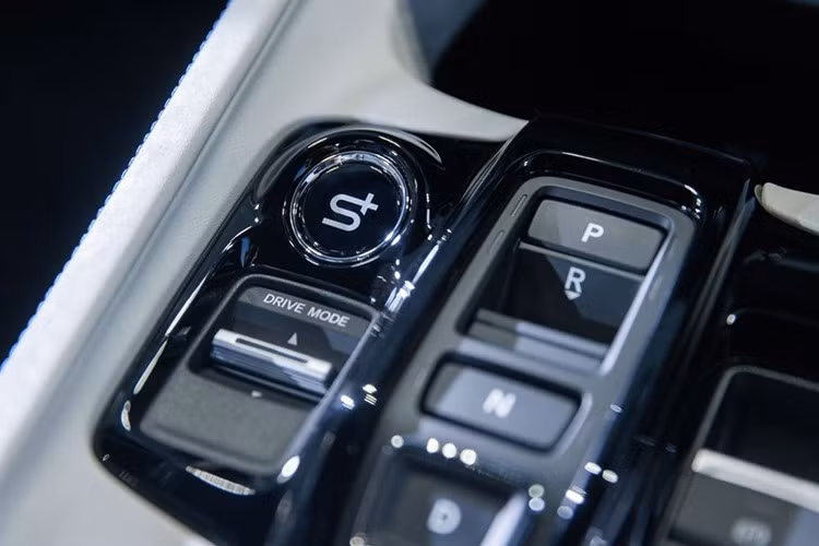 Một điểm đáng chú ý là Prelude trang bị cần số dạng nút bấm – lấy cảm hứng từ mẫu NSX thế hệ trước – và chế độ lái S+ được giữ nguyên trên bản thương mại, cho phép mô phỏng âm thanh và độ phản hồi mô-men xoắn như hộp số thực, mang đến trải nghiệm lái thể thao hơn.