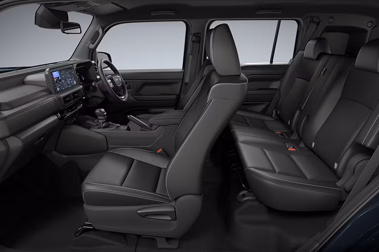 Không gian bên trong cabin tiếp tục mang phong cách tối giản nhưng quen thuộc của Toyota, tập trung vào tính thực dụng với vật liệu nhựa cứng, vô-lăng lớn, bảng đồng hồ kỹ thuật số, màn hình giải trí trung tâm cỡ lớn và cụm điều khiển điều hòa riêng biệt.