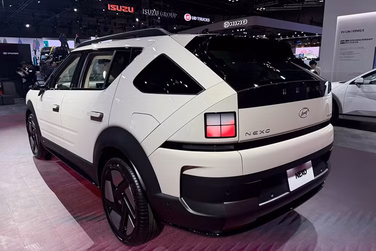 Khung sườn xe SUV điện Hyudnai Nexo 2026 sử dụng thép cường độ cứng cao và dập nóng để cải thiện độ cứng. Xe có 9 túi khí, nhiều tính năng hỗ trợ lái ADAS và các trang bị an toàn tiêu chuẩn khác.