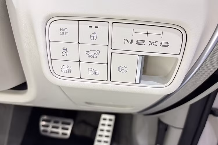 Các tính năng khác như sạc điện thoại không dây, tính năng V2L (Vehicle-To-Load). Ghế thiết kế lại mỏng hơn thế hệ cũ. Nexo 2026 sử dụng nhiều vật liệu bền vững như da xử lý sinh học, vải tái chế và vải lanh.