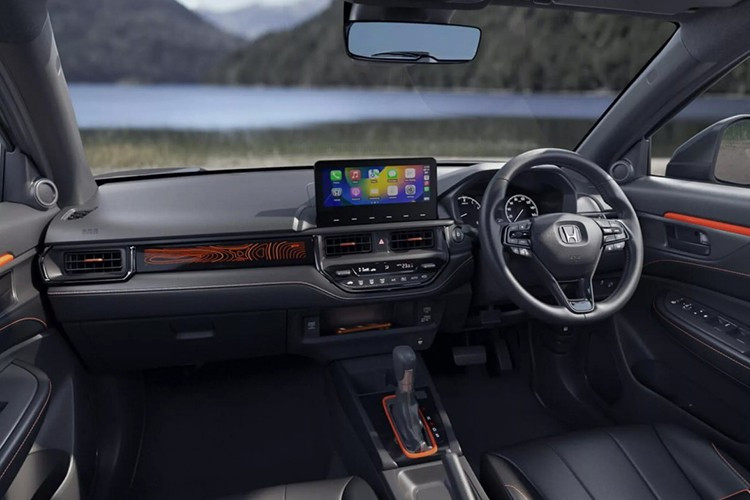 Bên trong khoang lái, Elevate ADV Edition tiếp tục theo đuổi phong cách trẻ trung với trần xe màu đen, ghế bọc da tổng hợp khâu chỉ cam Active, màu cam cũng được sử dụng cho cần số, cửa gió và ốp cửa.