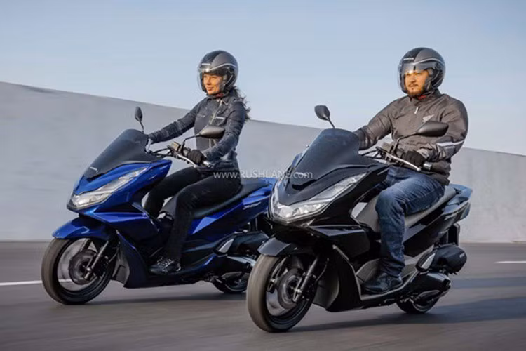 Honda PCX160 2026 được phân phối tại Thái Lan với hai phiên bản chính. Phiên bản RoadSync có giá bán đề xuất 99.900 baht (khoảng 80,8 triệu đồng), trong khi đó, phiên bản Standard có giá bán 96.000 baht (khoảng 77,6 triệu đồng).