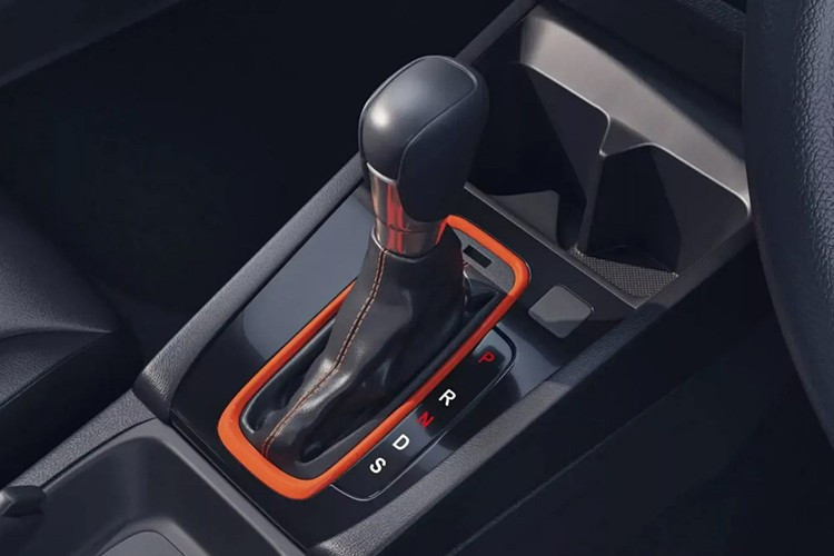 Về trang bị, xe sở hữu màn hình giải trí trung tâm kích thước 10,25 inch, màn hình hiển thị thông tin lái 7 inch, hệ thống âm thanh 8 loa và cửa sổ trời. Các tính năng an toàn bao gồm 6 túi khí và gói công nghệ hỗ trợ người lái Honda Sensing (ADAS).