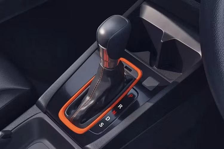 Về trang bị, xe sở hữu màn hình giải trí trung tâm kích thước 10,25 inch, màn hình hiển thị thông tin lái 7 inch, hệ thống âm thanh 8 loa và cửa sổ trời. Các tính năng an toàn bao gồm 6 túi khí và gói công nghệ hỗ trợ người lái Honda Sensing (ADAS).