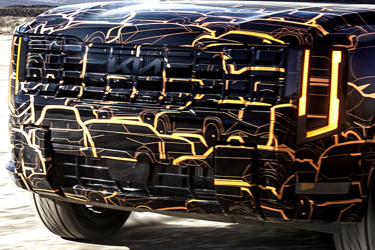 Họa tiết trên thân xe là sự đan xen của hàng trăm bản vẽ phác thảo Telluride từ những giai đoạn thiết kế đầu tiên, vừa để che giấu hình dáng thực sự, vừa tôn vinh hành trình sáng tạo kéo dài hàng năm trời. Lớp ngụy trang không chỉ đặc biệt ở đường nét, mà còn chuyển sắc từ cam ở phần đầu xe sang tím ở phần đuôi.