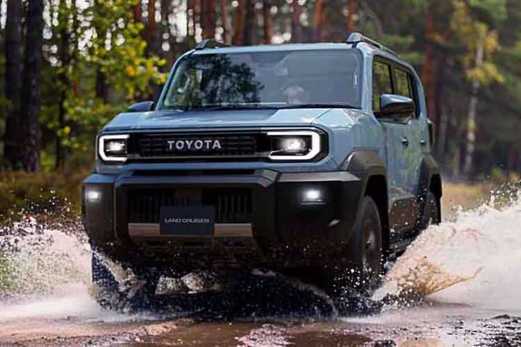 Mẫu xe này vừa được giới thiệu tại triển lãm Japan Mobility Show 2025 và nhận được sự quan tâm của đông đảo khách hàng. Toyota Land Cruiser FJ 2026 được xem như phiên bản thu nhỏ của dòng Land Cruiser danh tiếng, mang phong cách thiết kế retro đặc trưng.