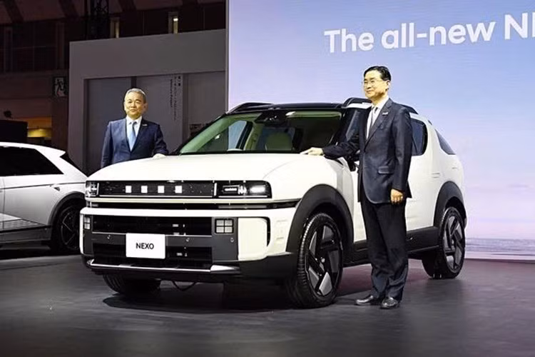 Hyudnai Nexo 2026 dự kiến sẽ được giới thiệu chính thức tại thị trường Nhật Bản vào nửa đầu năm sau. Đây là lần đầu tiên mẫu xe SUV điện Hàn Quốc được trưng bày tại Nhật Bản, thể hiện sự tập trung của công ty vào công nghệ hydrogen và các giải pháp giao thông bền vững.