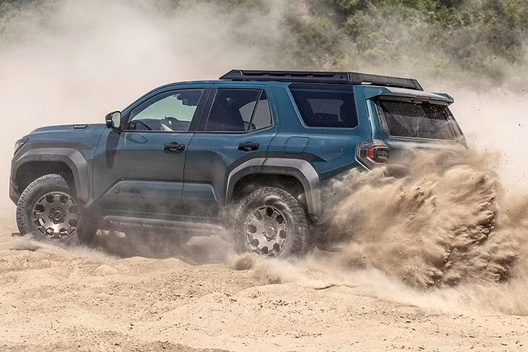 Các phiên bản còn lại không có nâng cấp lớn, song mức giá đều tăng trung bình khoảng 800 USD (khoảng 21 triệu đồng). Riêng bản TRD Pro có giá mới 67.900 USD (1,78 tỷ đồng), nhỉnh hơn 1.000 USD (26,32 triệu đồng).