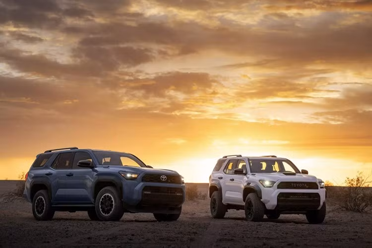 Trải qua 15 năm, chiếc SUV Toyota 4Runner đã bước sang thế hệ tiếp theo với bộ khung mới, trục cơ sở dài hơn, và động cơ mới, lần đầu có bản hybrid. Dù đã được làm mới toàn bộ ở thế hệ trước, 4Runner 2026 hầu như không có khác biệt về ngoại hình.