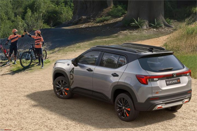 Mặc dù vẫn sử dụng hệ dẫn động cầu trước, không thay đổi cấu hình vận hành, nhưng Elevate ADV Edition 2026 được Honda hướng tới nhóm khách hàng trẻ yêu thích thiết kế cá tính, mang phong cách địa hình.