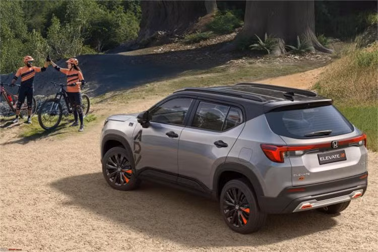 Mặc dù vẫn sử dụng hệ dẫn động cầu trước, không thay đổi cấu hình vận hành, nhưng Elevate ADV Edition 2026 được Honda hướng tới nhóm khách hàng trẻ yêu thích thiết kế cá tính, mang phong cách địa hình.