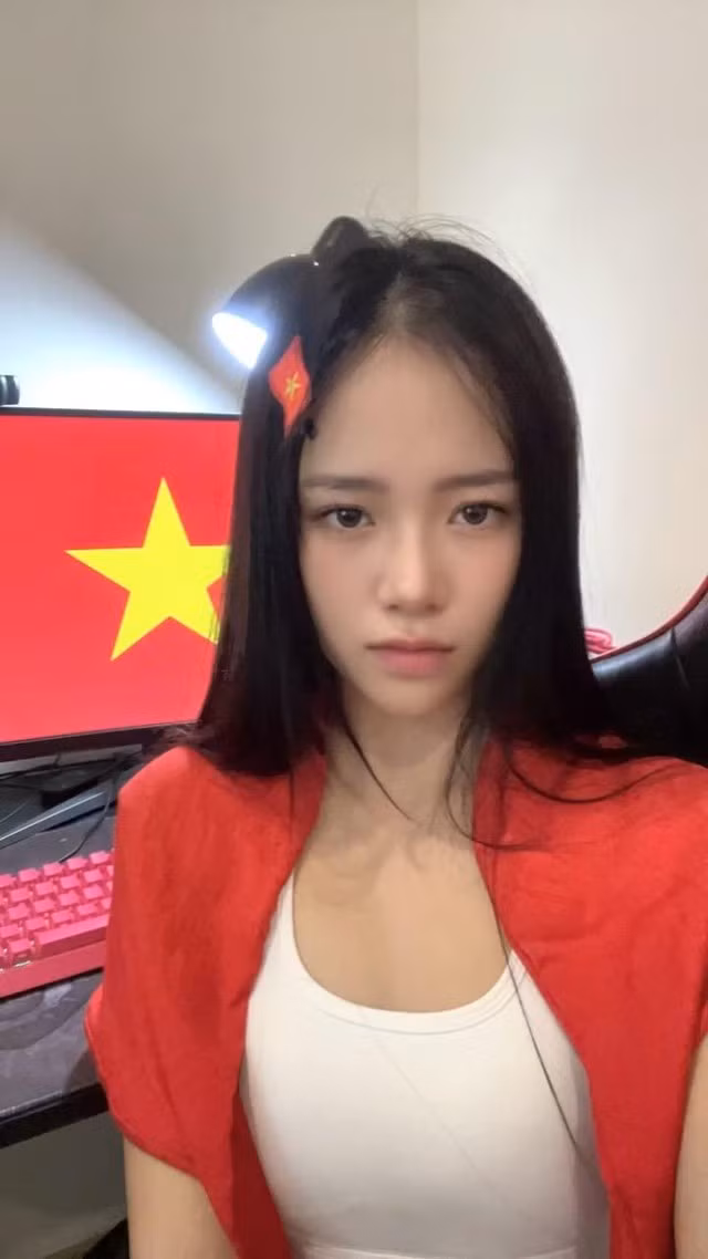 Mai Linh Zuto mới đây gây bất ngờ khi tự tin khoe diện mạo mộc mạc, giản dị.