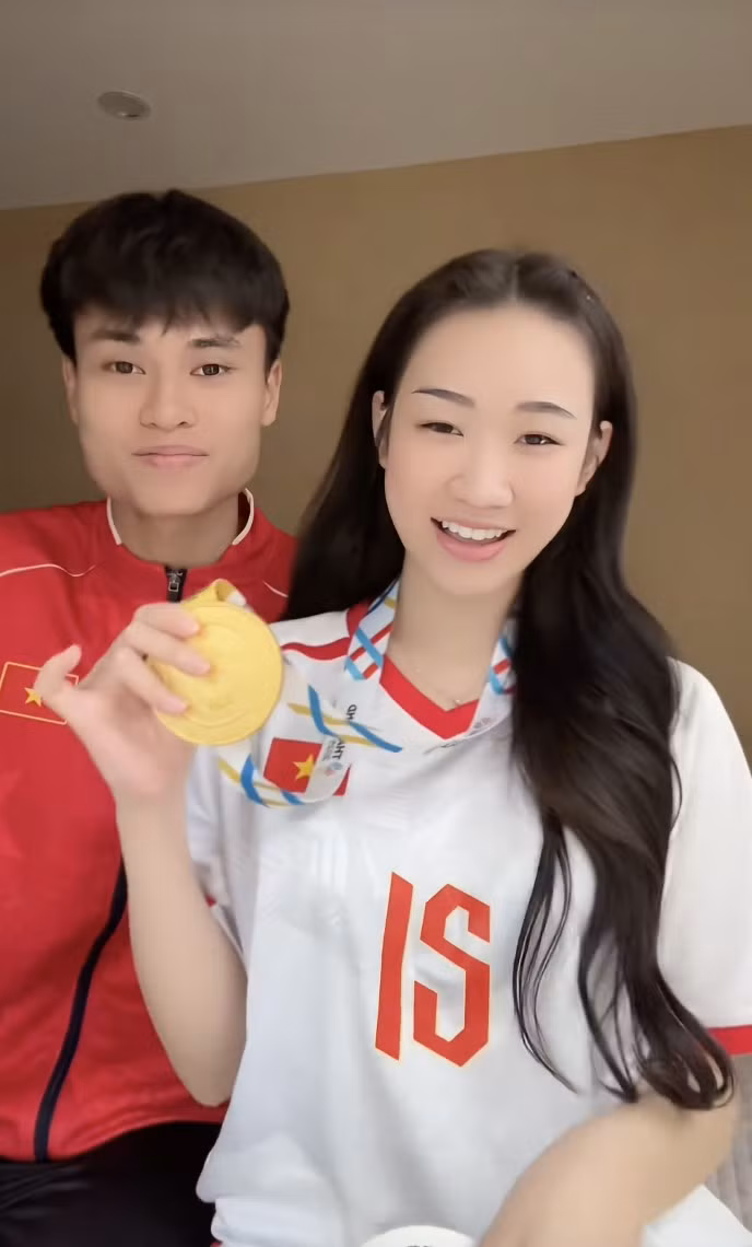 Theo tìm hiểu bạn gái của Minh Phúc là Hoàng Lan Anh - TikToker sinh năm 2004. Cô nàng sở hữu 3,7 triệu người theo dõi trên mạng xã hội TikTok, từng nhiều lần gây bão vì những màn bắt beat mượt mà và rất thần thái.