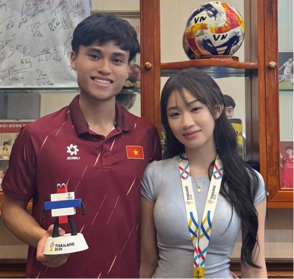 Lan Anh cũng không ngại “flex” tình yêu đẹp của mình trên MXH. Lan Anh thường đăng tải những đoạn clip vui vẻ, hạnh phúc bên bạn trai Minh Phúc.