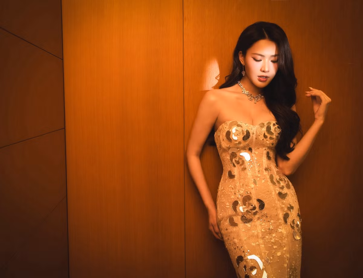 Minh Trang sở hữu vẻ đẹp thanh tú, đậm chất Á Đông, thường được ưu ái gọi với danh xưng "nàng thơ". Với chiều cao nổi bật 1m70 và gương mặt cuốn hút, cô nhanh chóng thu hút sự chú ý của các đạo diễn và khán giả.