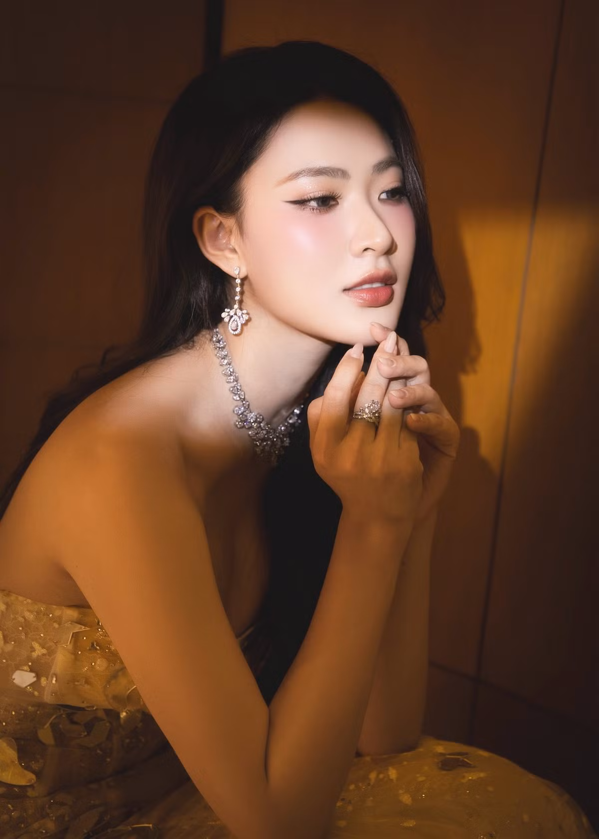 Nổi lên như một gương mặt sáng giá của điện ảnh và truyền hình Việt Nam những năm gần đây, Nguyễn Minh Trang sinh năm 1995 tại Hải Phòng. Cô tốt nghiệp Đại học Sân khấu Điện ảnh Hà Nội, mang trong mình niềm đam mê diễn xuất và không ngừng trau dồi kỹ năng.