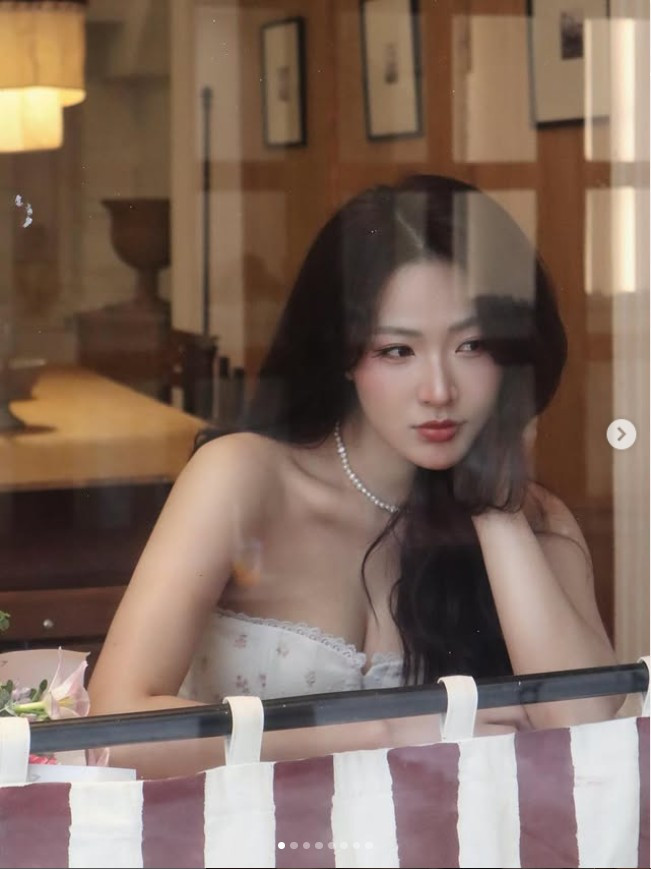 Được chụp dưới ánh nắng chiều vàng rực, làn da trắng sứ và nhan sắc của Nguyễn Minh Trang càng thêm nổi bật.