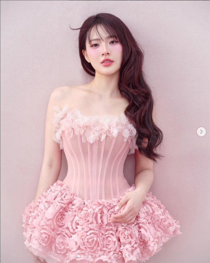 Lối trang điểm nhẹ nhàng, nhấn vào đôi môi đỏ mọng, kết hợp cùng thần thái biến hóa đa dạng—từ ánh nhìn mơ màng, tư lự (ảnh 1) đến cái nhìn thẳng, cuốn hút (ảnh 3)—đã hoàn thiện một tổng thể vừa thanh lịch, vừa sâu lắng.