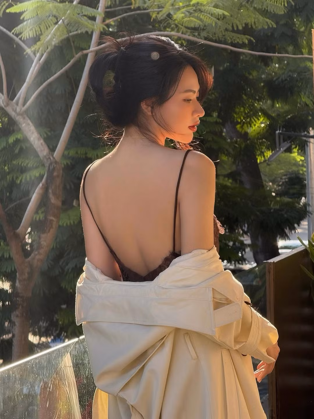 Mới đây, trên trang cá nhân, diễn viên Nguyễn Minh Trang đã thu hút sự chú ý lớn khi đăng tải loạt ảnh mới, khoe nhan sắc trong trẻo nhưng không kém phần quyến rũ. Loạt ảnh nhanh chóng nhận được "cơn bão" lời khen từ người hâm mộ.