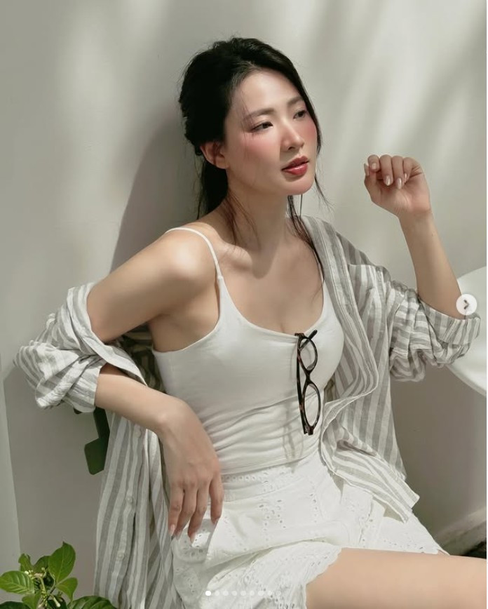 Bên dưới bài đăng, nhiều khán giả để lại bình luận khen ngợi vẻ đẹp "nàng thơ" của Nguyễn Minh Trang, nhận xét cô ngày càng thăng hạng về nhan sắc và có gu thời trang tinh tế, trưởng thành.